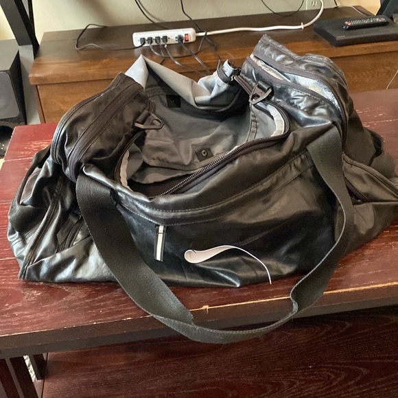 Nike Duffle Bag - Picture 1 of 6